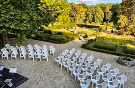 Soirée culturelle et pique-nique dans les jardins en blanc