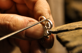 Visite d'un atelier de créateur de bijoux en argent