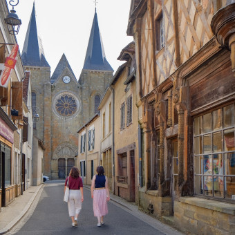 Petite balade à Levroux 

Envie de prendre l’air et de découvrir Levroux autrement ? On vous propose une petite balade tranquille pour profiter du charme du coin et de ses paysages.

Besoin d’idées ou de conseils ? N’hésitez pas à  passer à l'Office 