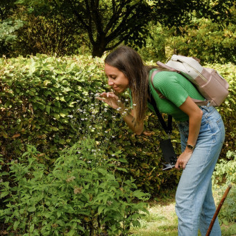 Perdue dans les parfums des Jardins de Poulaines 
Comme un petit air de printemps qui apaise tout le reste