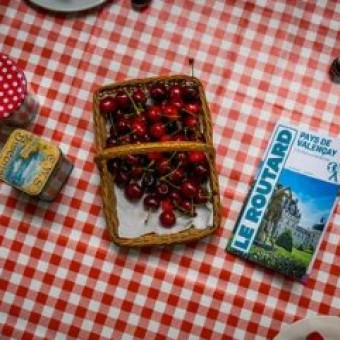Vous préparez votre séjour en Berry Val de Loire ?
N’oubliez pas le Le Guide du Routard Berry Val de Loire, votre allié indispensable pour découvrir nos pépites, bonnes adresses, visites incontournables et expériences authentiques autour de Valençay 