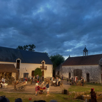 Clap de fin pour cette 5e édition du spectacle en plein air « la Fine Équipe » à la Ferme Théâtre de Bellevue. À l’année prochaine ! Toute l’année, profitez de repas-spectacle. Plus d’information : www.cameleonproduction.fr