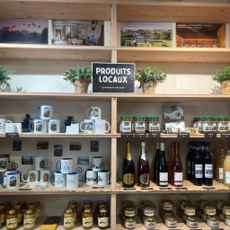 De passage à Châtillon-sur-Indre ? Faites le plein de produits locaux ! 
Pâtes à tartiner, terrine, rillettes, jus, pâte d'amande et bien d'autres...