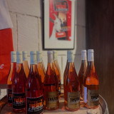 À la ferme théâtre de Bellevue, la boutique vous propose toute sorte de souvenirs : du vin, des BD, des mugs et bien plus encore !  L’abus d’alcool est dangereux pour la santé. À consommer avec modération.