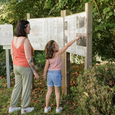 Près du moulin de Chabris, la promenade offre une véritable immersion dans l’histoire et les paysages de la vallée de l’Indre. Entre rivière, anciens chemins et patrimoine rural, cette balade permet de découvrir un environnement marqué par l’activité