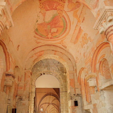 Le Prieuré Saint-Laurent compte parmi les sites historiques emblématiques de Palluau-sur-Indre. Situé au cœur de l’ancien bourg médiéval, à proximité du château, cet édifice d’origine romane abrite une crypte du XI? siècle ainsi qu’un remarquable ens