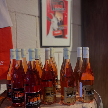 À la ferme théâtre de Bellevue, la boutique vous propose toute sorte de souvenirs : du vin, des BD, des mugs et bien plus encore !  L’abus d’alcool est dangereux pour la santé. À consommer avec modération.
