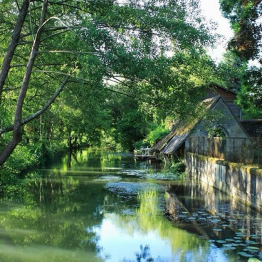 Une petite balade au fil de l’Indre, ça vous tente ?

Les berges de Châtillon-sur-Indre offrent un joli cadre pour prendre l’air, flâner et profiter tranquillement du charme de la ville. 

Une invitation à ralentir… et à venir découvrir Châtillon-sur